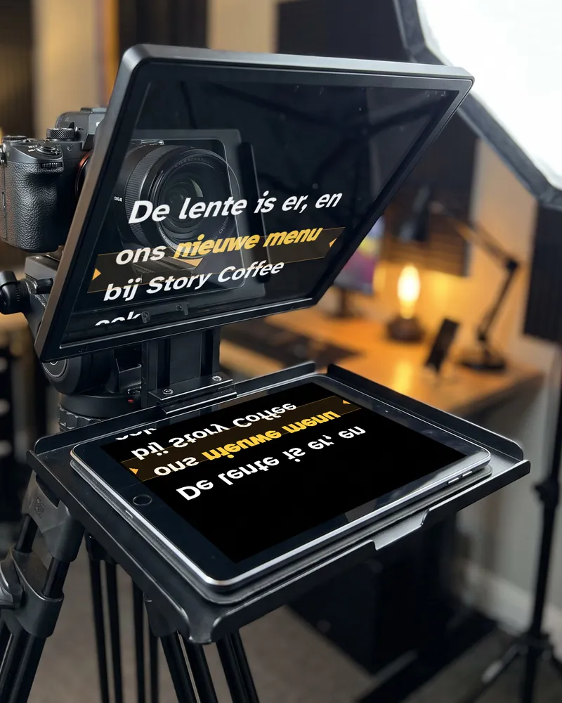 Een camerateleprompter: op de iPad onder het glas staat de EasyPrompter-tekst gespiegeld, in het glas voor de lens lees je hem gewoon.