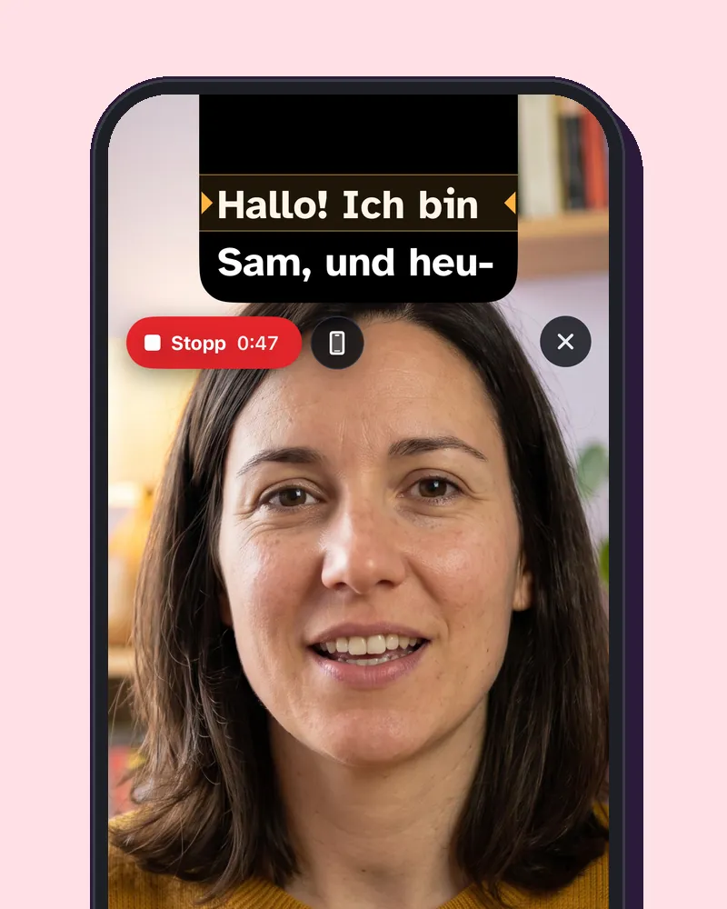 EasyPrompter auf einem iPhone filmt eine Frau, die in die Kamera spricht, ihr Text in der Insel oben und eine Stopp-Taste.