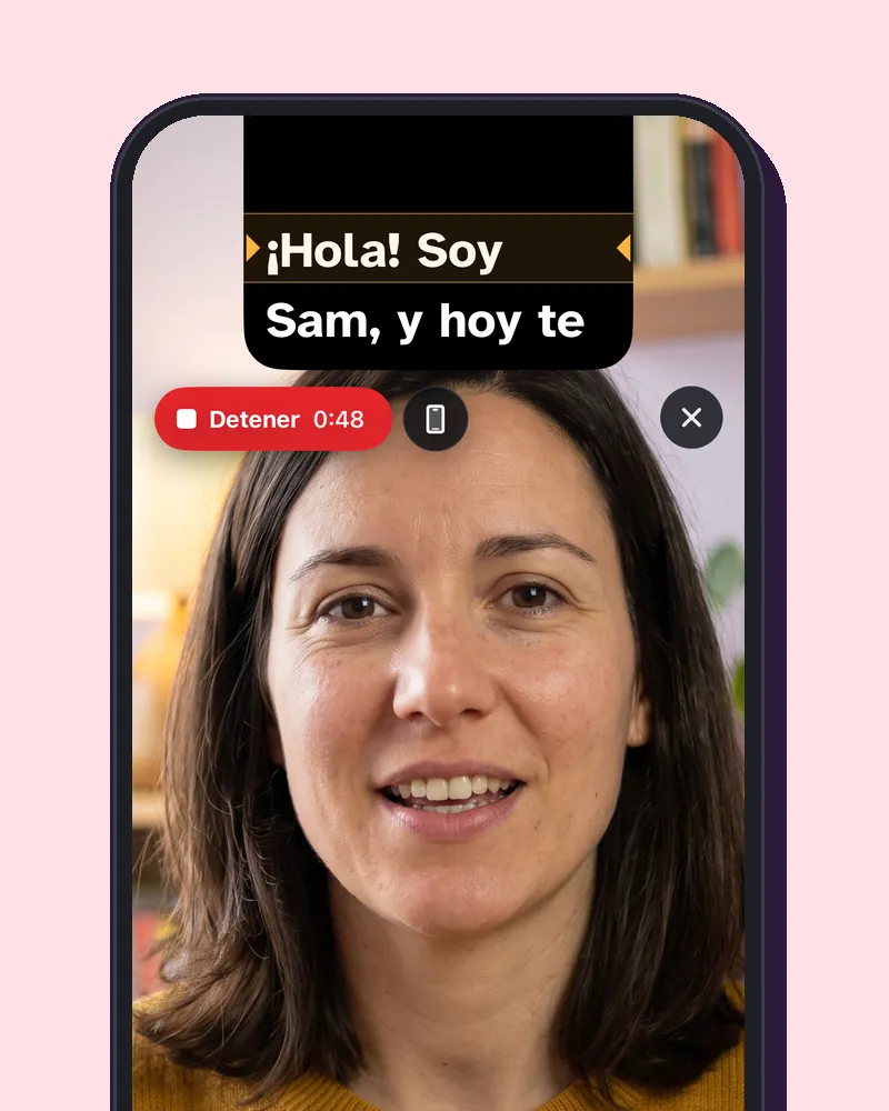 EasyPrompter en un iPhone grabando a una mujer que habla a cámara, con su texto en la isla de arriba y un botón Detener.