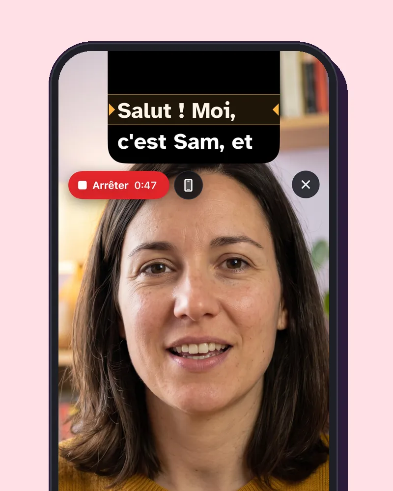 EasyPrompter sur un iPhone qui filme une femme parlant face caméra, son texte dans l'îlot en haut et un bouton Arrêter.