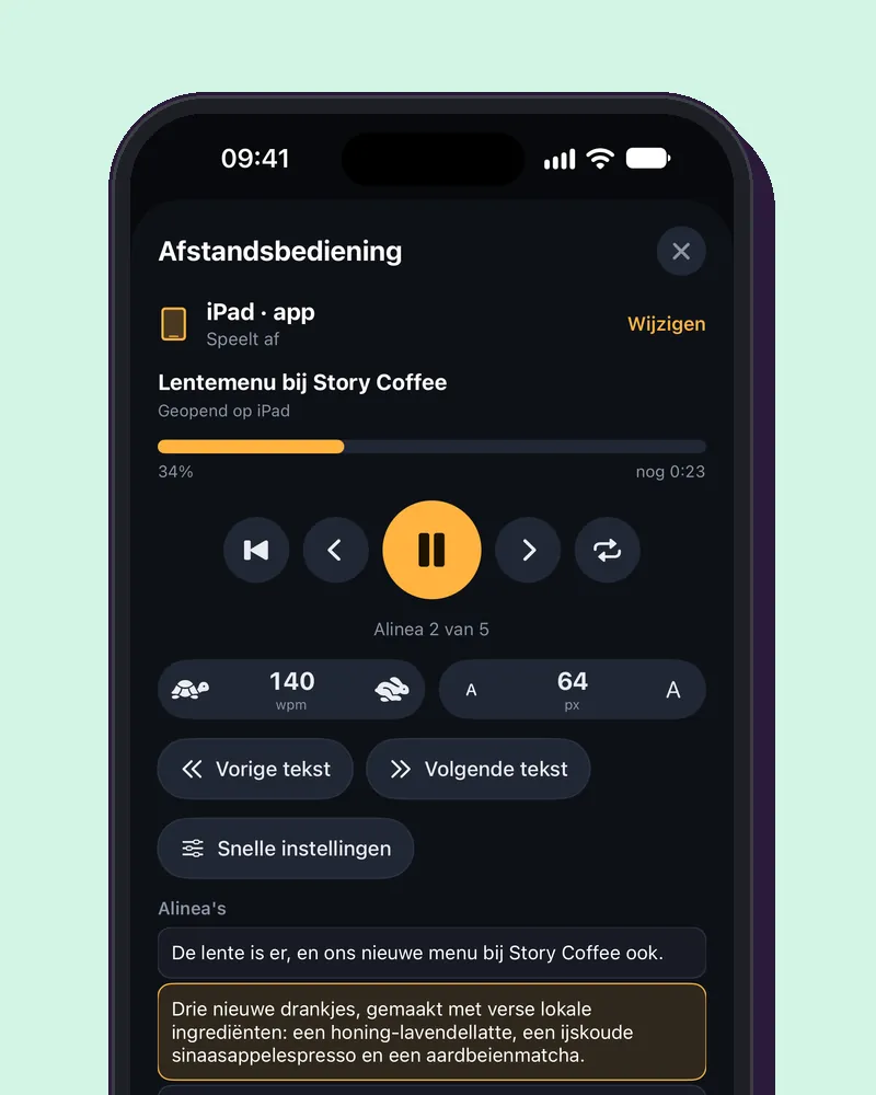 De afstandsbediening op een iPhone bestuurt de prompter op een iPad: afspelen en pauzeren, de snelheid, de tekstgrootte en de alinea's.